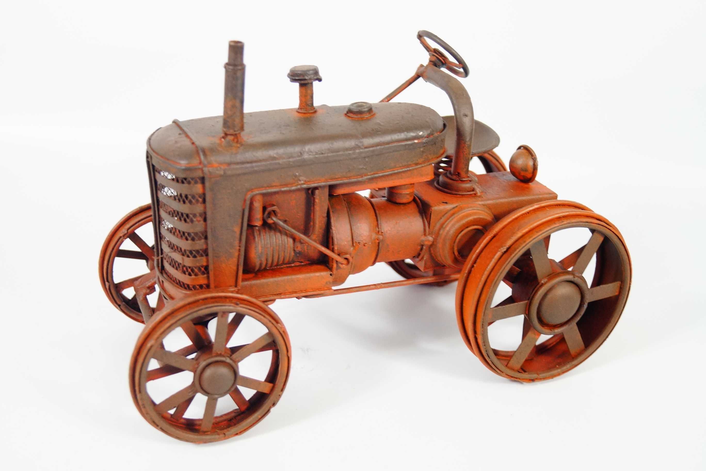 Metalowy pojazd traktor - rekwizyt stary model