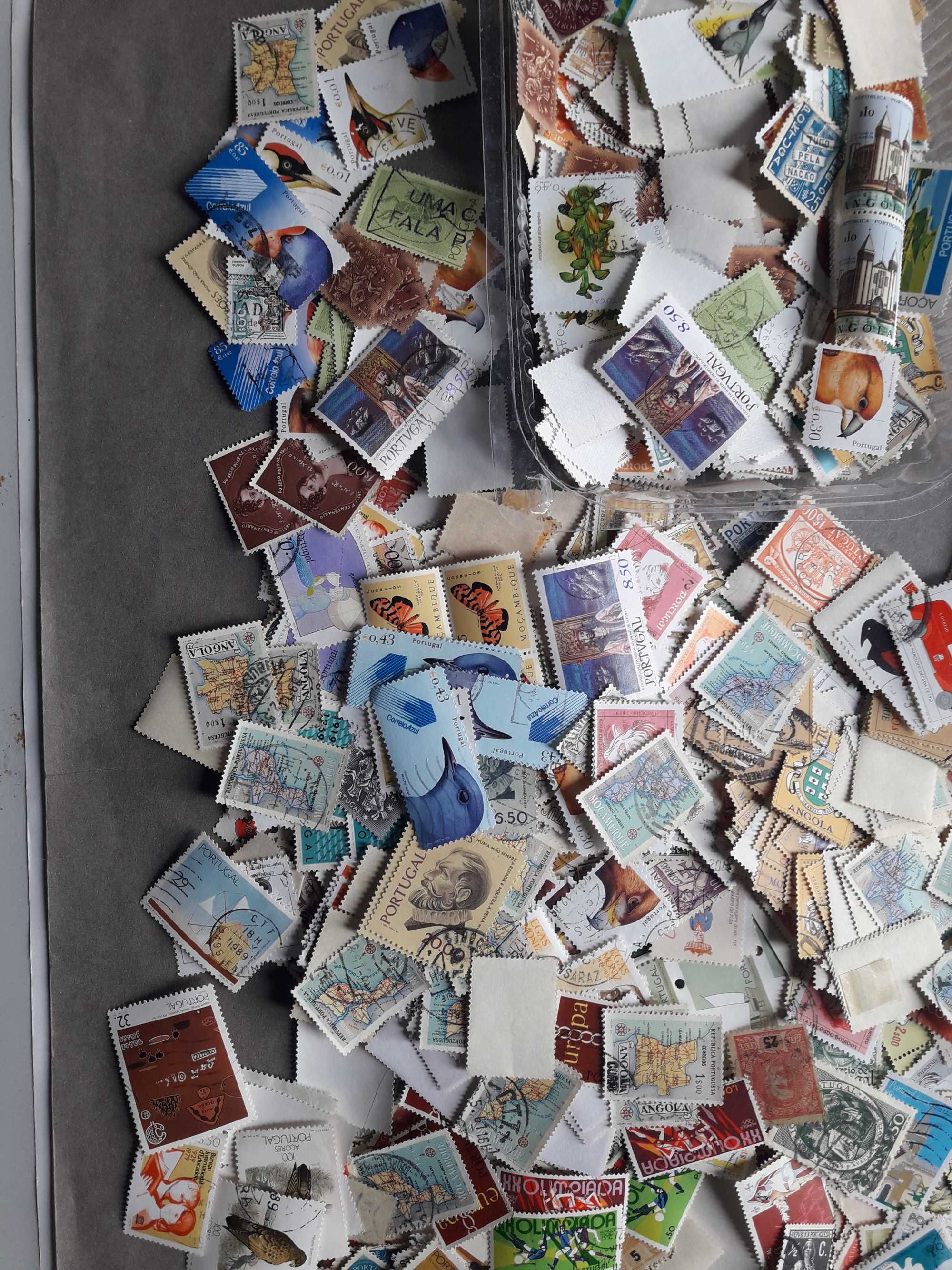 Caixa de mais de 2000 selos Portugal e Colónias