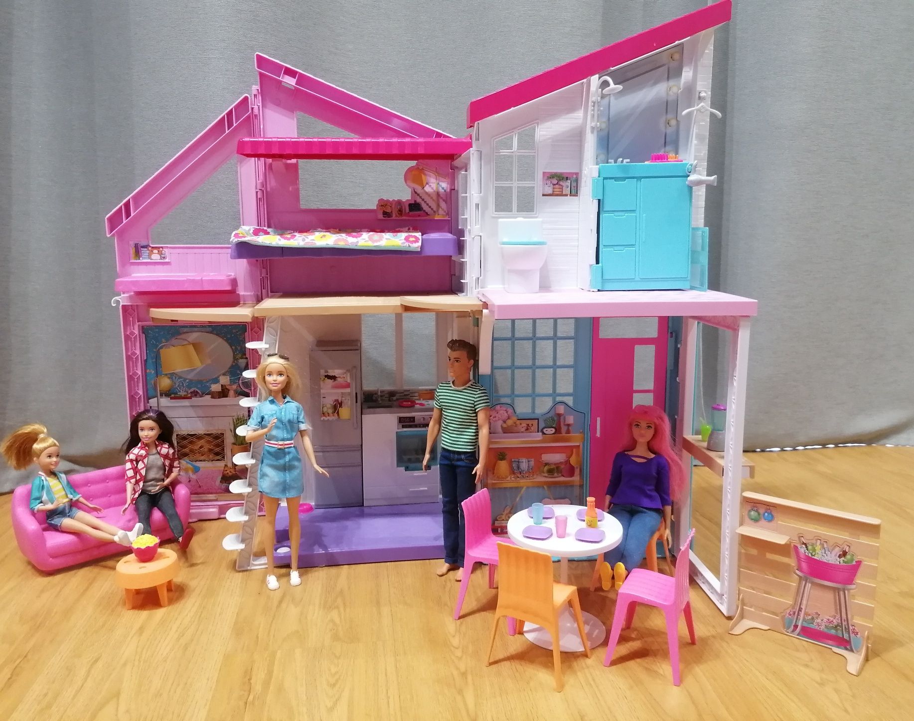 Domek Barbie Malibu plus lalki Barbie, Skipper, Stacy, Daisy i Ken