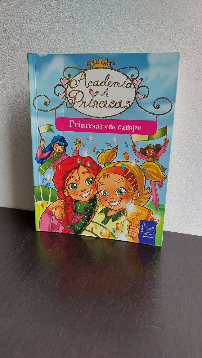 Livro "Princesas em campo" da coleção "Academia de Princesas"