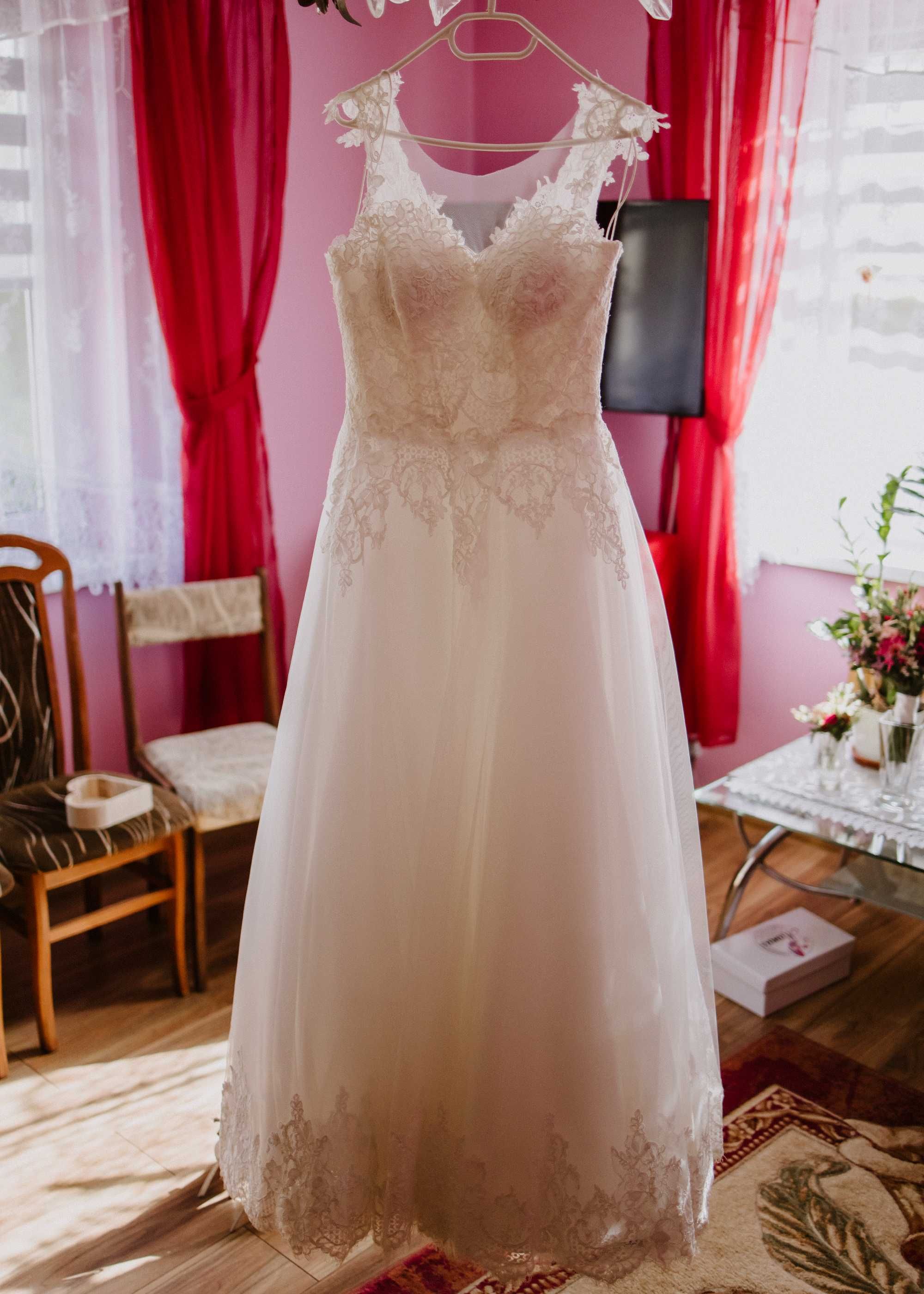 Piękna, koronkowa suknia ślubna r. 38
