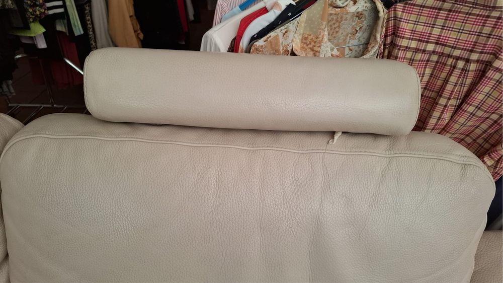 Sofa de 2 lugares, pele creme