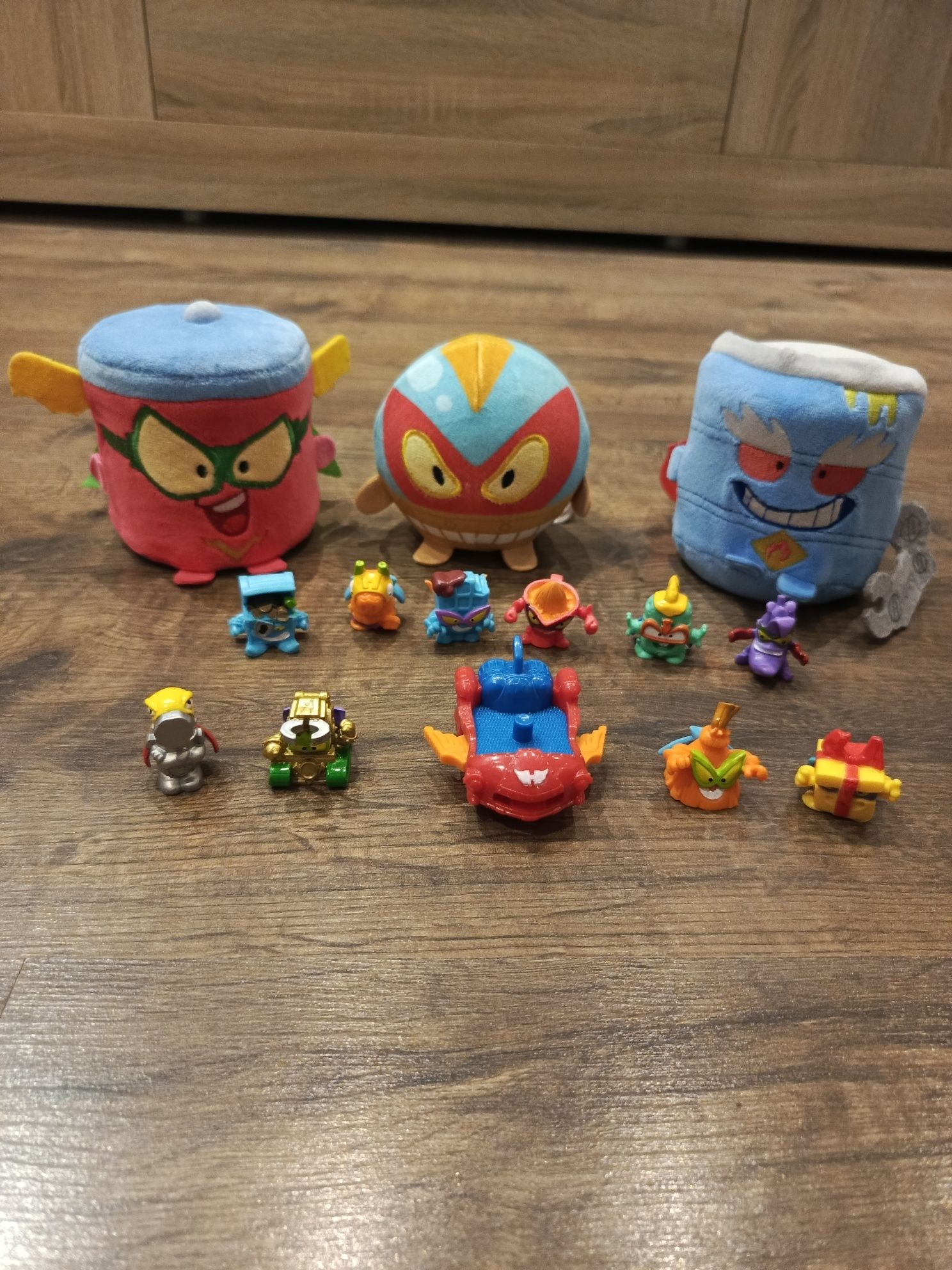 Super zings zestaw : gra z figueką + 10 figurek + pojazd + 3 pluszaki