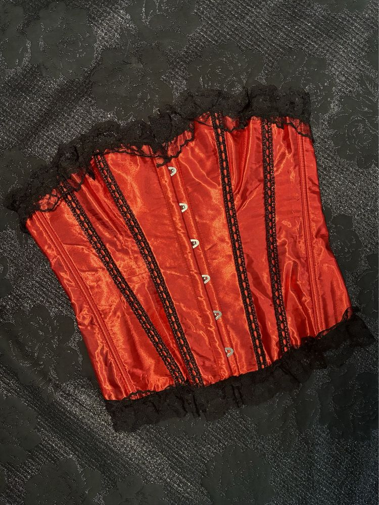 Corpete vermelho e preto