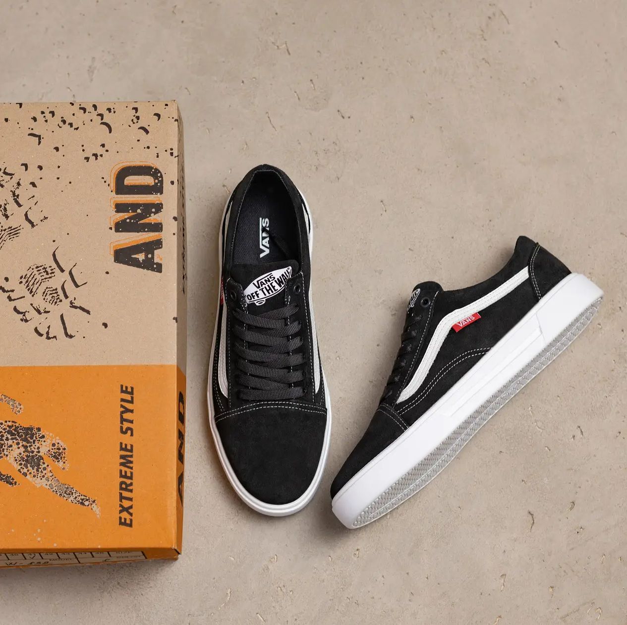 Мужские замшевые кроссовки vans черные на белой подошве кеды