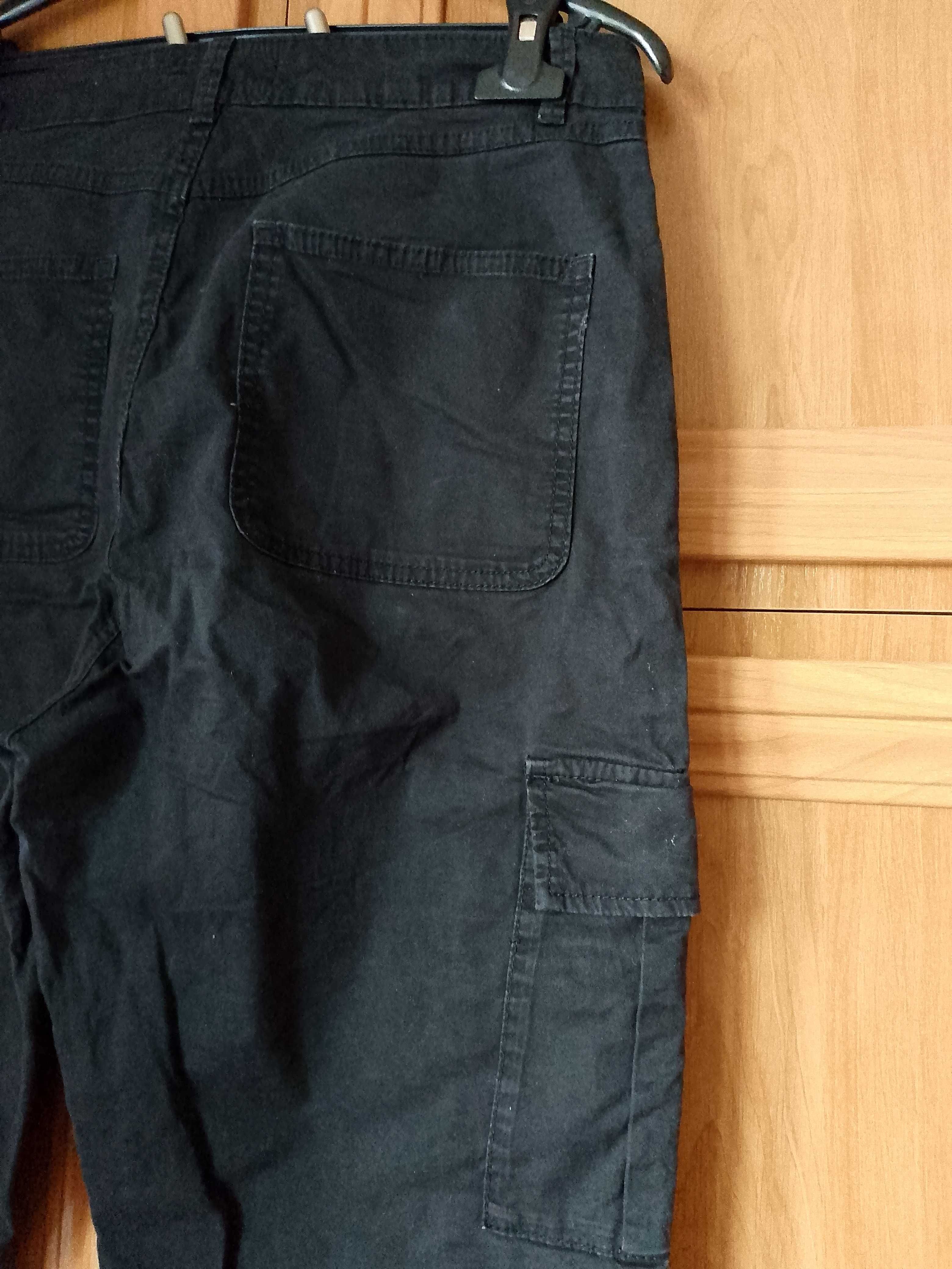 czarne spodnie z kieszeniami cargo joggery bojówki