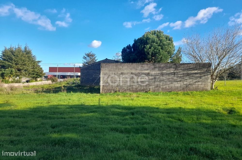 Armazém com terreno para construção junto ao IC2