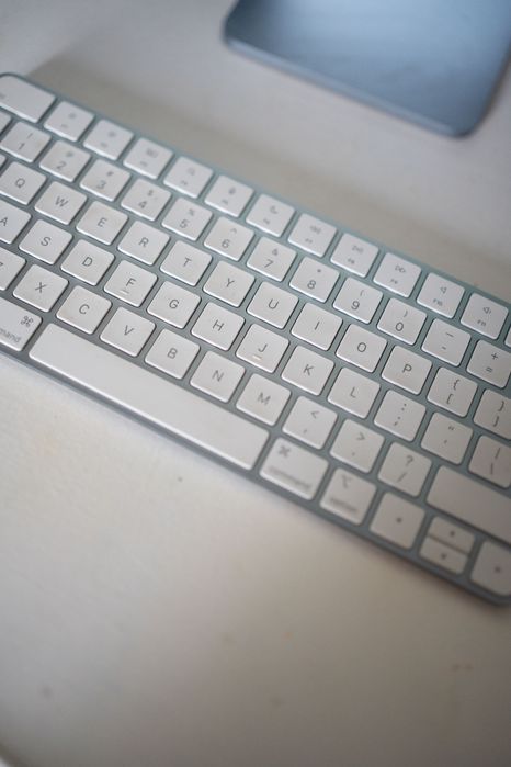 iMac 2021 24" niebieski M1 8GB RAM, 256GB pamięci