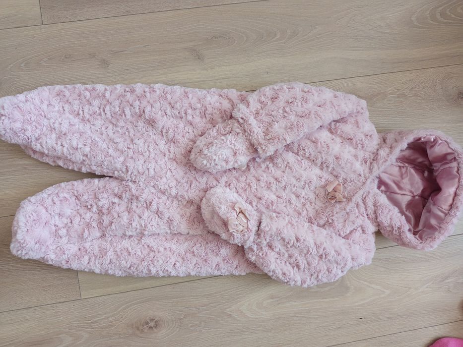 Różowy pluszowy kombinezon zimowy Cherokee 12-18 m stopki rękawiczki