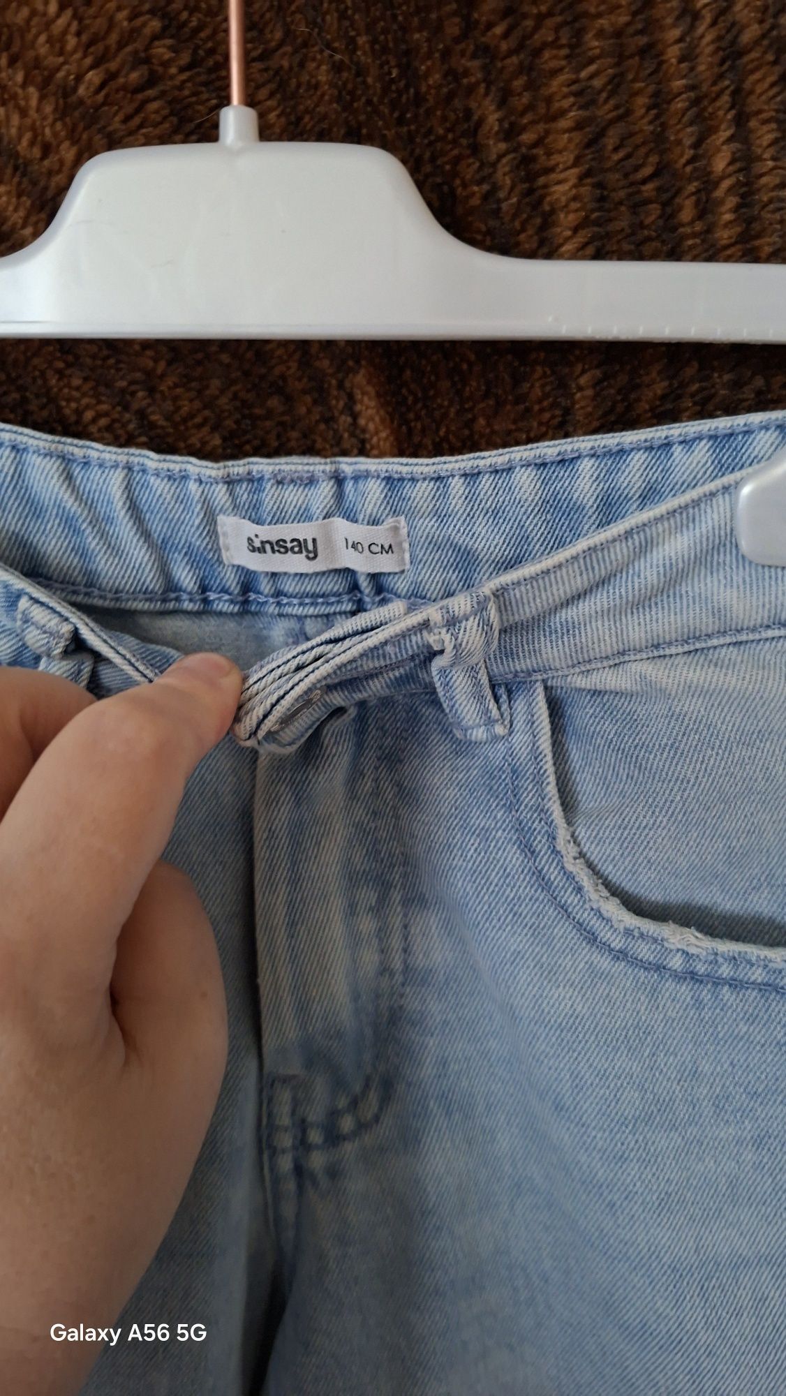 Spodnie jeansowe dziewczęce Sinsay 140.