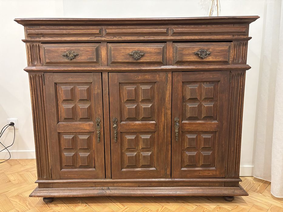 Aparador antigo de madeira