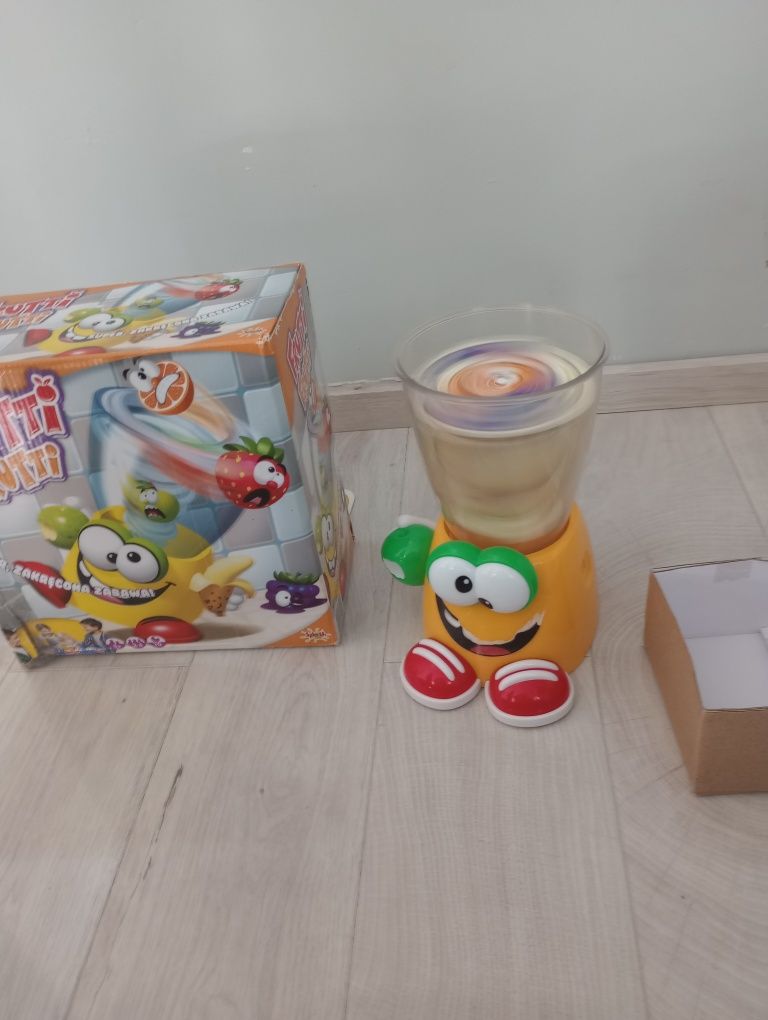 Mikser blender z kartami owocami