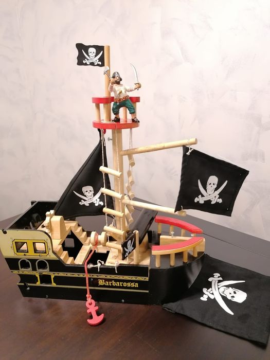 Statek piracki drewniany