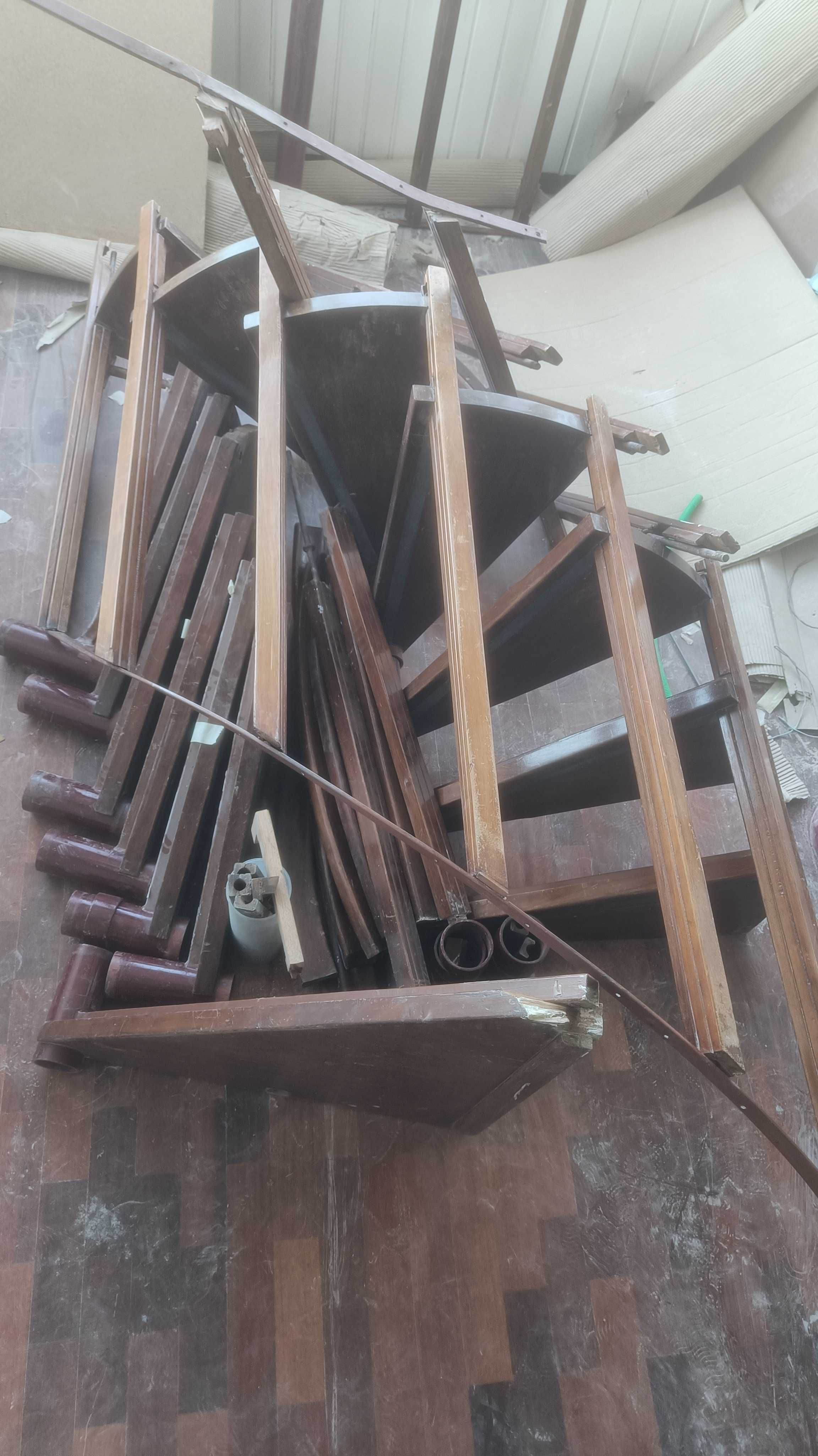 Escada em caracol em ferro e madeira