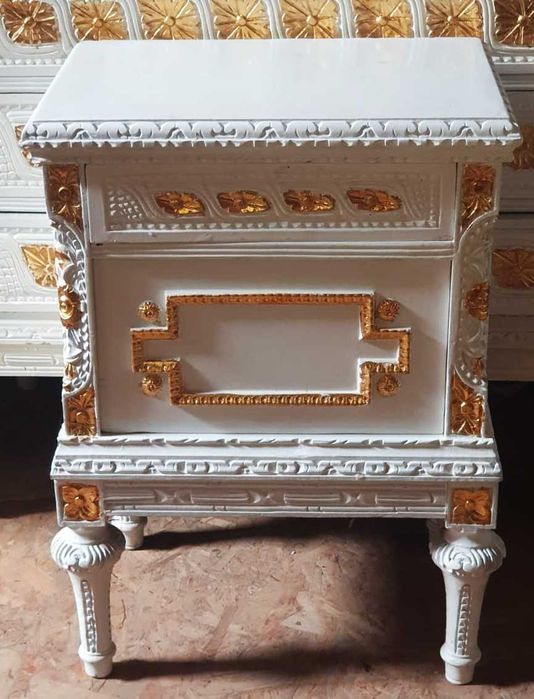 Barokowe białe szafki nocne ze złotymi zdobieniami - zestaw 2 sztuki