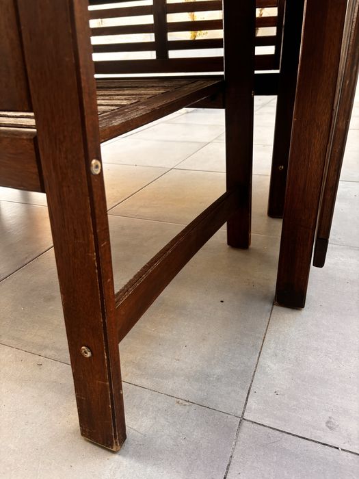 Conjunto mesa e bancos de jardim