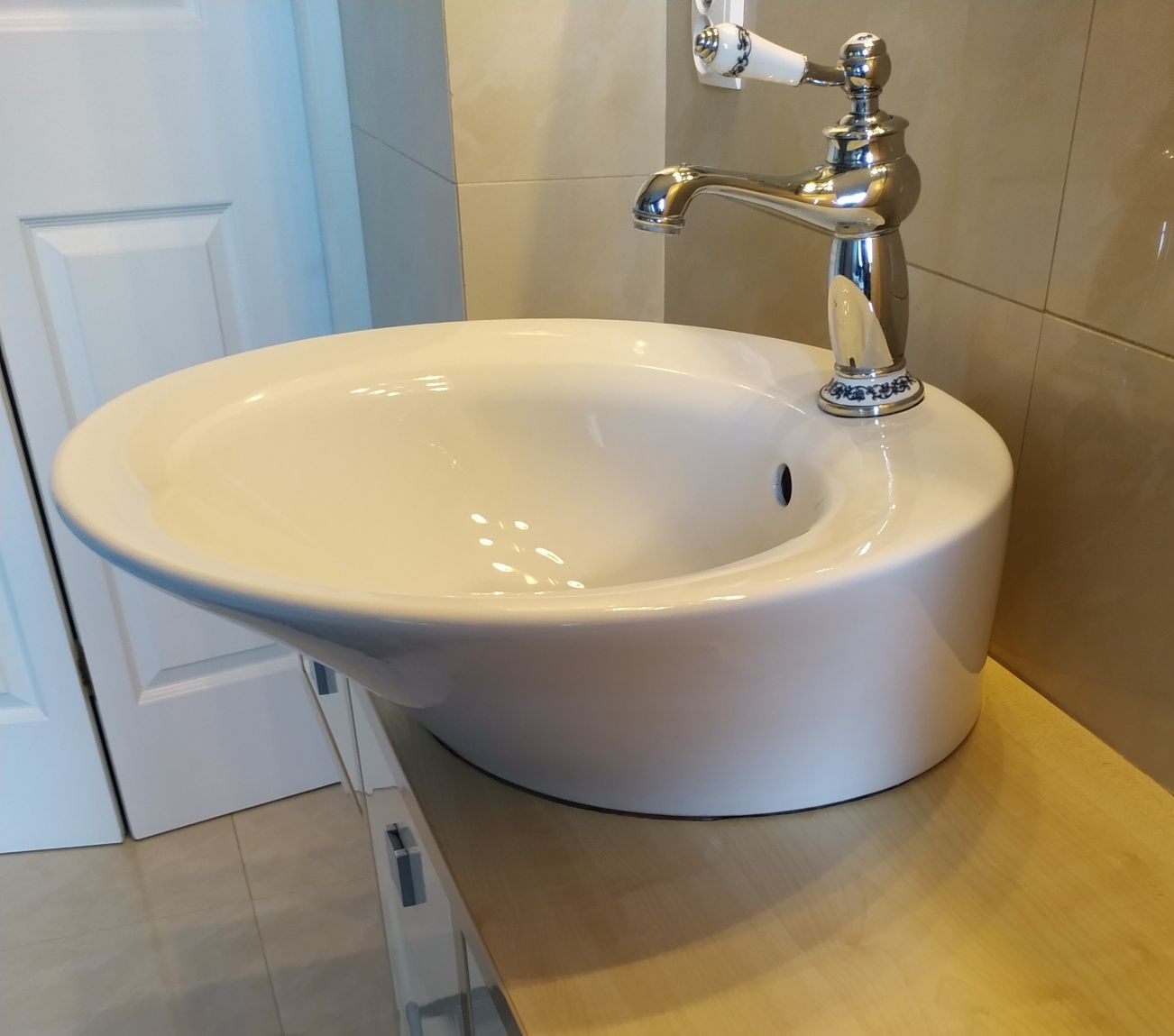 Umywalka ceramiczna nablatowa zjawiskowa