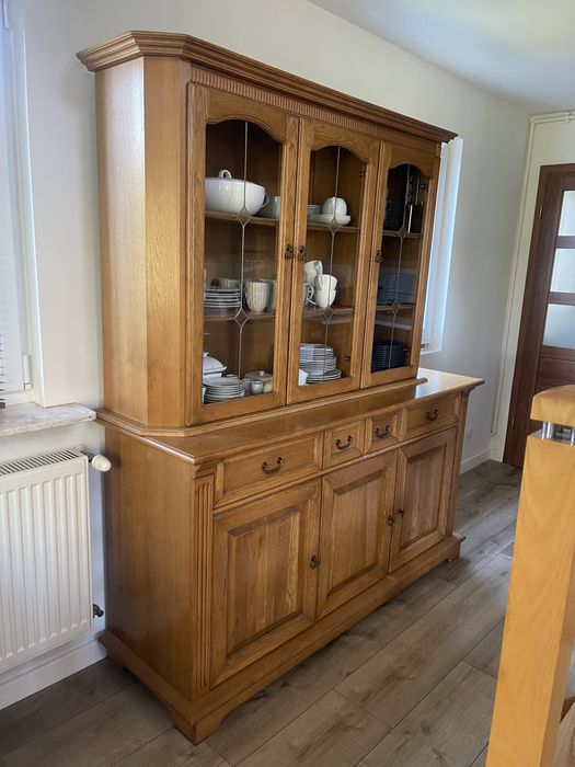 Solidny dębowy kredens