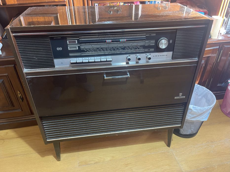Móvel rádio e gira disco Grundig