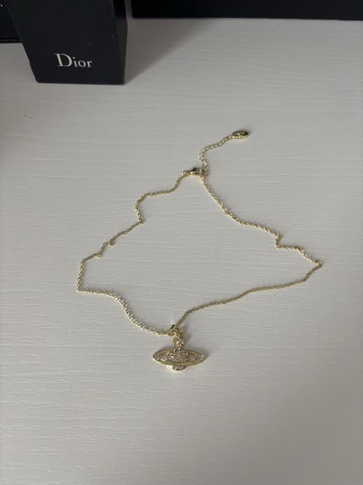 Elegancki naszyjnik w kolorze zlotym  — widoczny wisior, vintage vibe