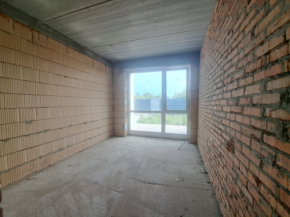 Неймовірно красивий дуплекс з великою терасою та ділянкою
