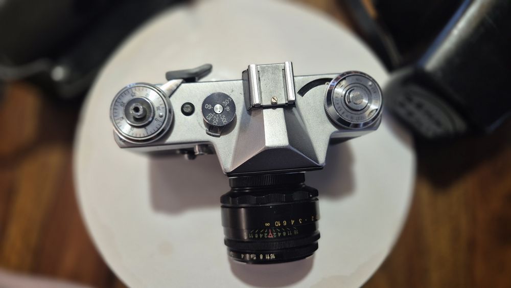 Zenit E wraz z obiektywem Helios 44-2 plus etui