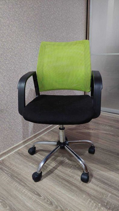 Продам офісні крісла