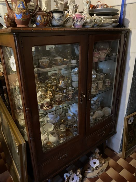 Vitrine Antiga em Madeira Maciça