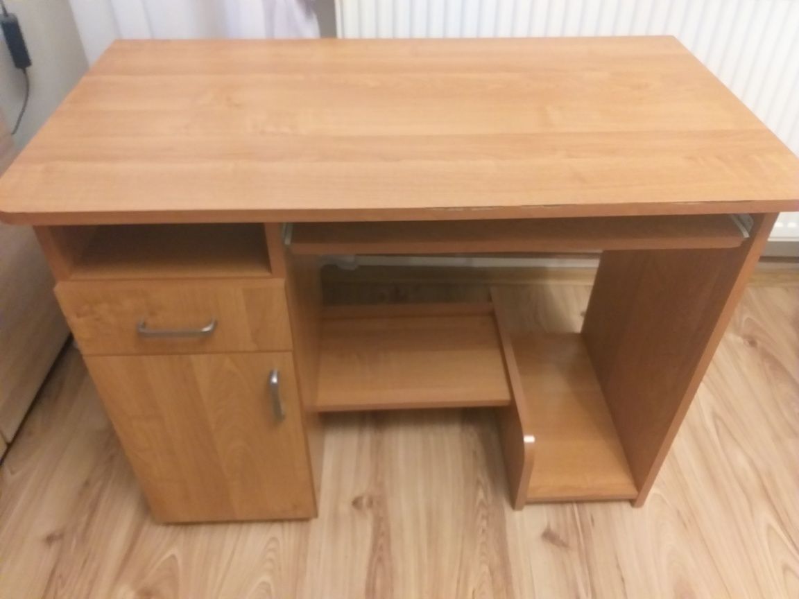 Biurko z półką na komputer stacjonarny