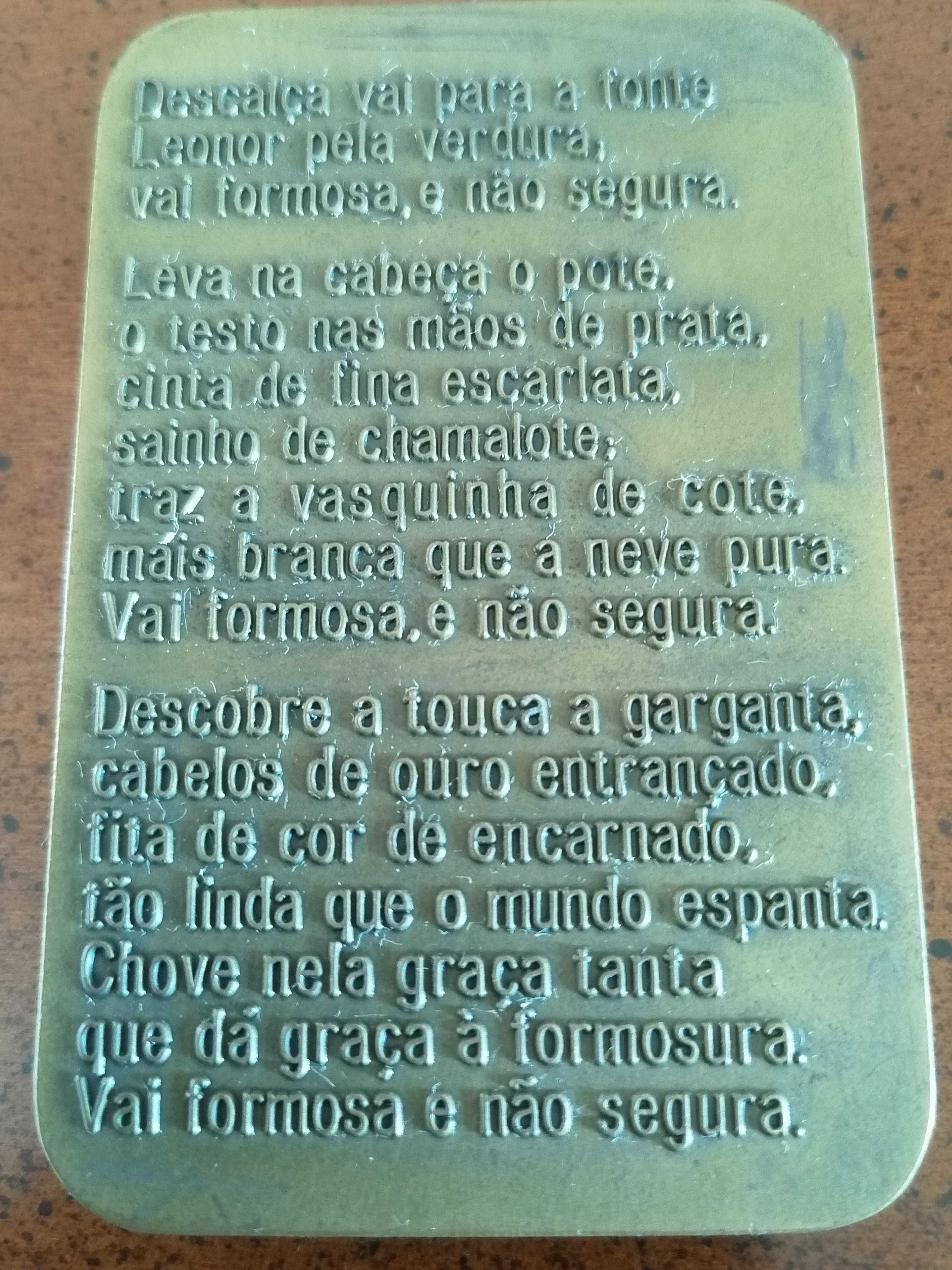Medalha Alusiva ao Poeta Luís de Camões, da autoria de Cabral Antunes