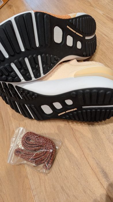 Tênis Under armour salmão