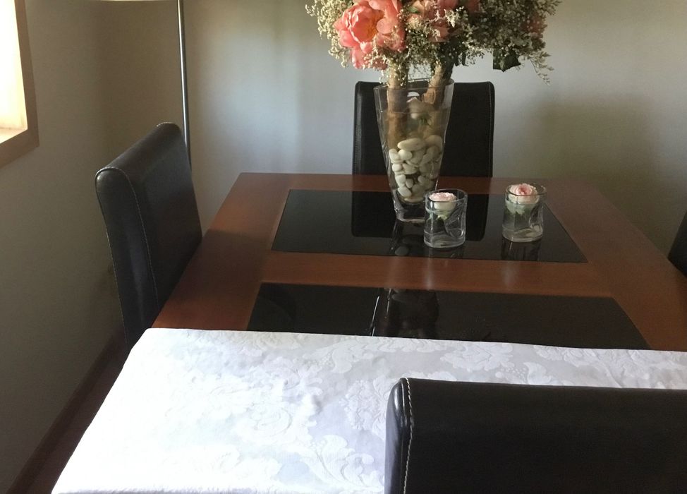 Mesa de sala com 4 cadeiras