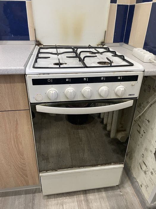 Продам газову пліту б/у Zanussi