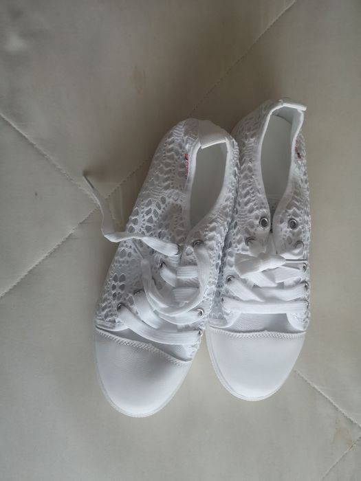 Ténis brancos 38-39.