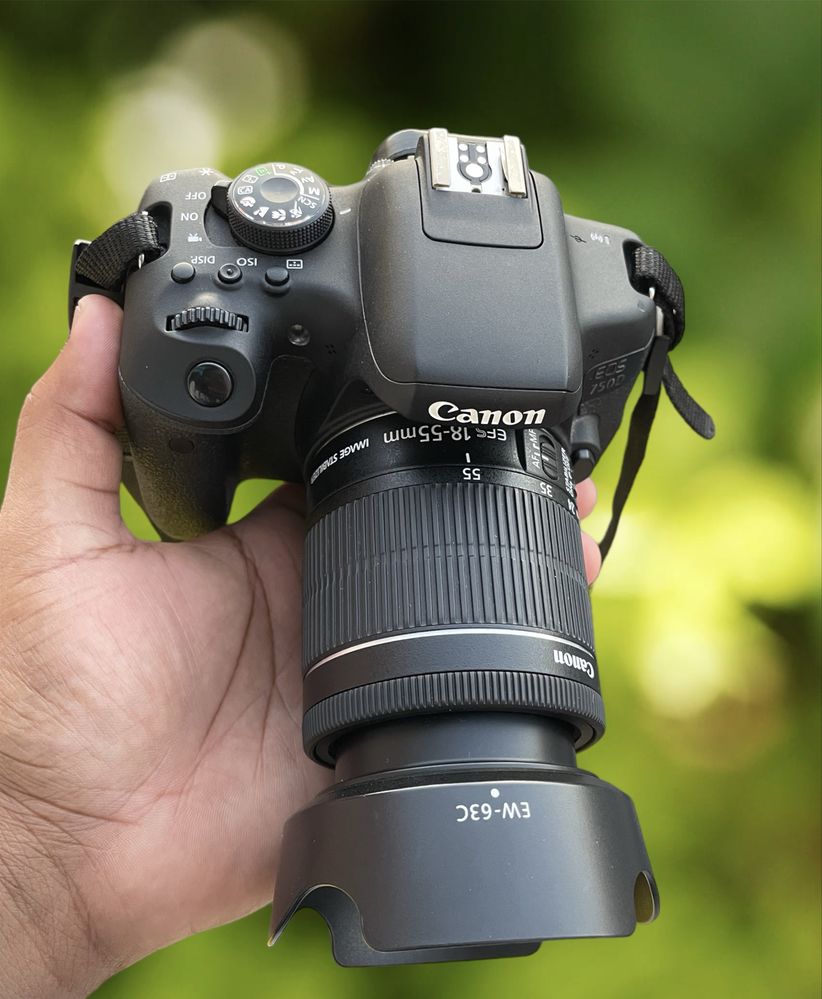 Canon Eos 750D WiFi/ecra tactil com lente 18-55mm e bolsa