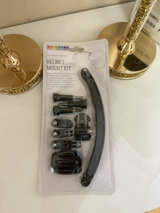 Uchwyt do kasku na kamere sportową