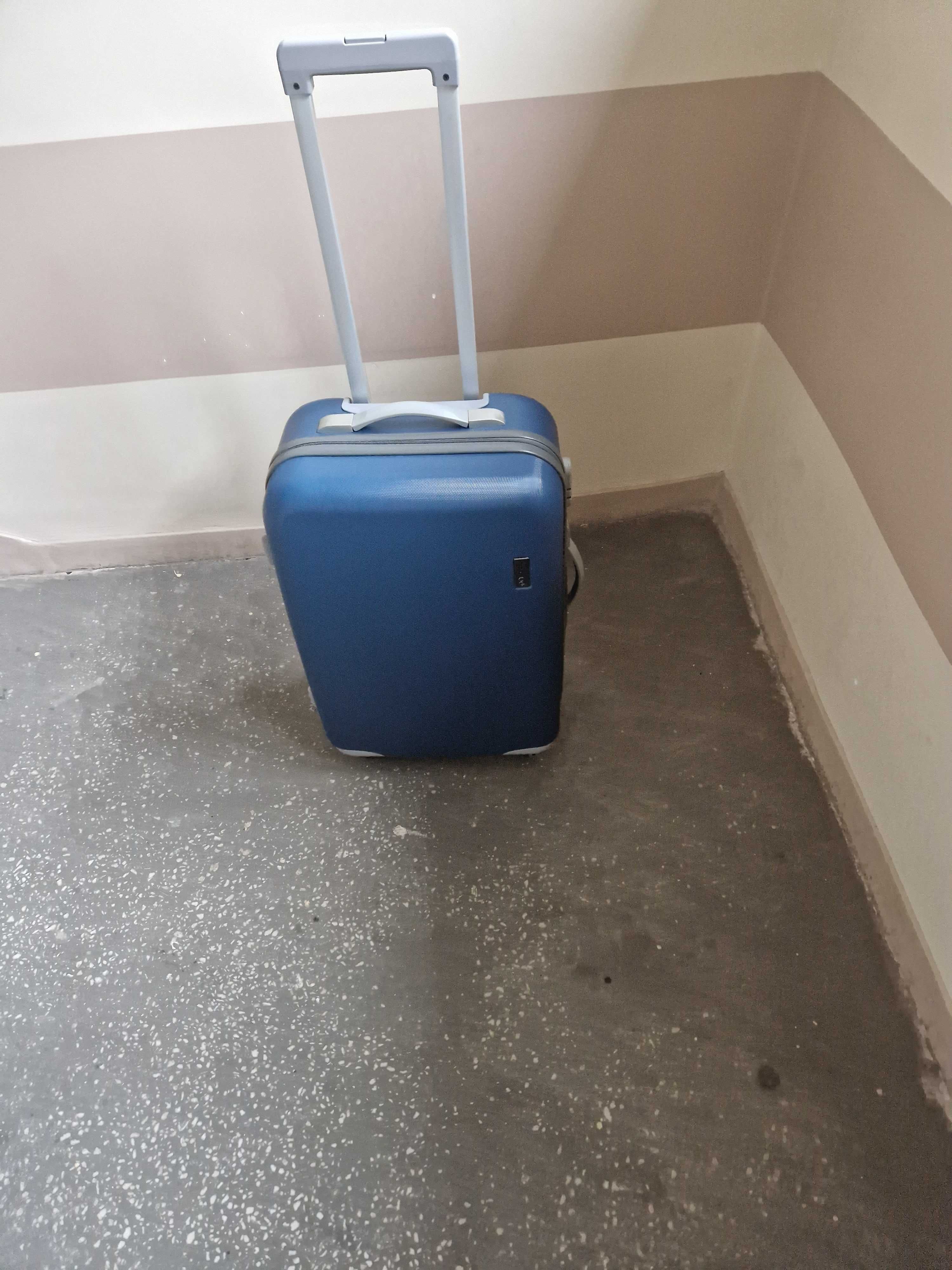 walizka średniej wielkości w kolorze niebieskim