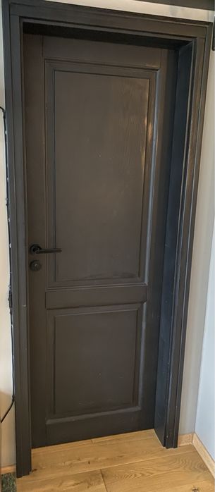 Czarne drzwi z ościeżnicą drewniane 70