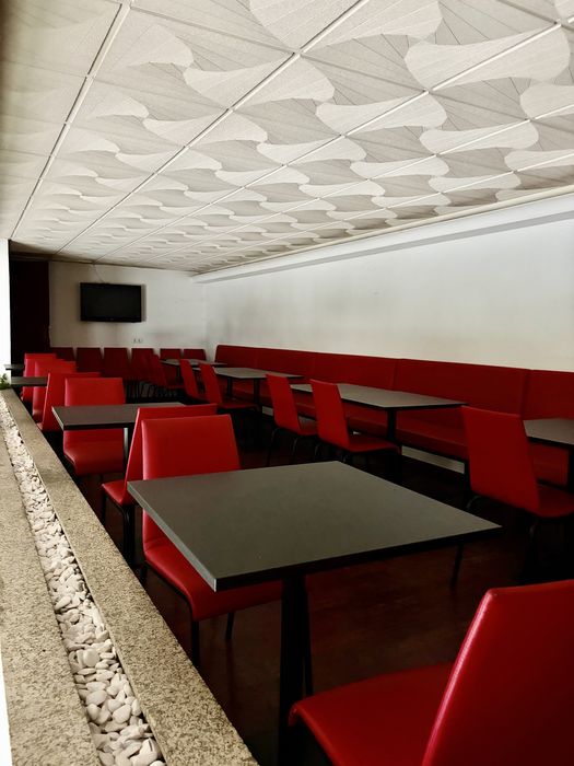 Mobília de Café/Restaurante em Excelente Estado