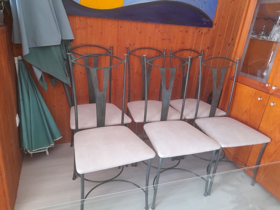 Mesa de jantar em vidro com cadeiras