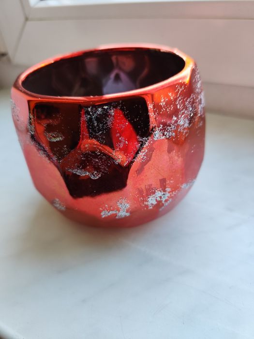 Czerwona ceramiczną doniczka