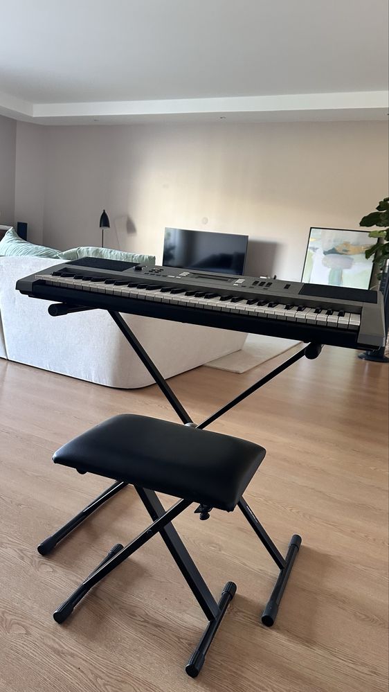 Yamaha PSR-E353 com suporte, banco e capa