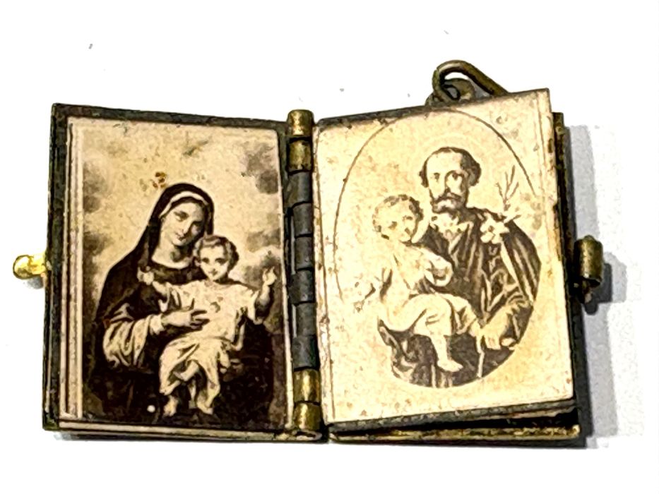 antigo pendente livrinho relicário Santo António dourado e esmaltado