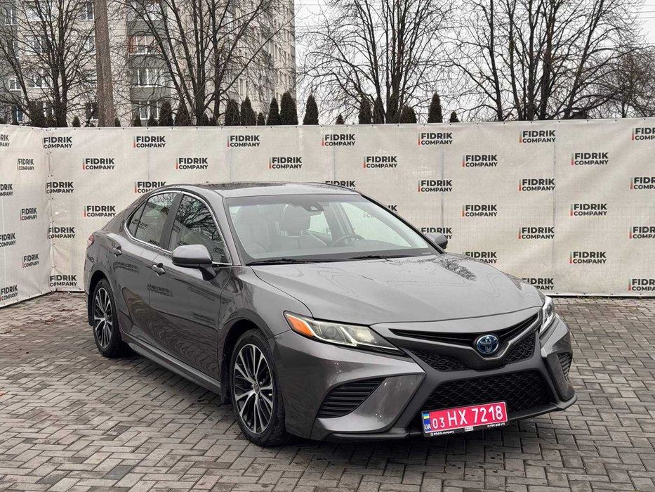 Toyota Camry SE HYBRID 2020