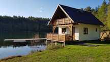 Caloroczny domek na jeziorze