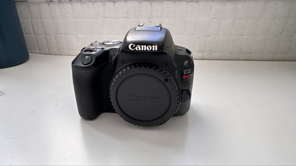 Canon 200D/SL2 + 18-55mm + 2 baterias + 2 Cartoes de memoria