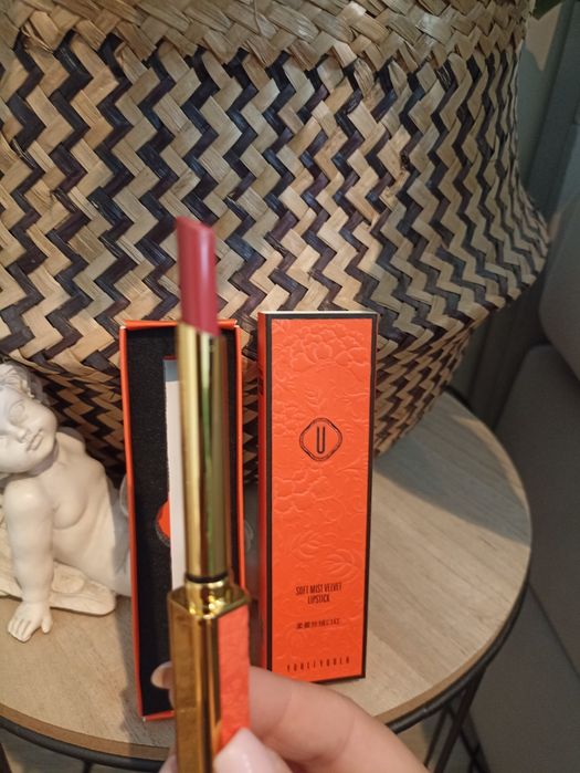 Szminka/pomadka wykręcana , elegancka Youliyoula