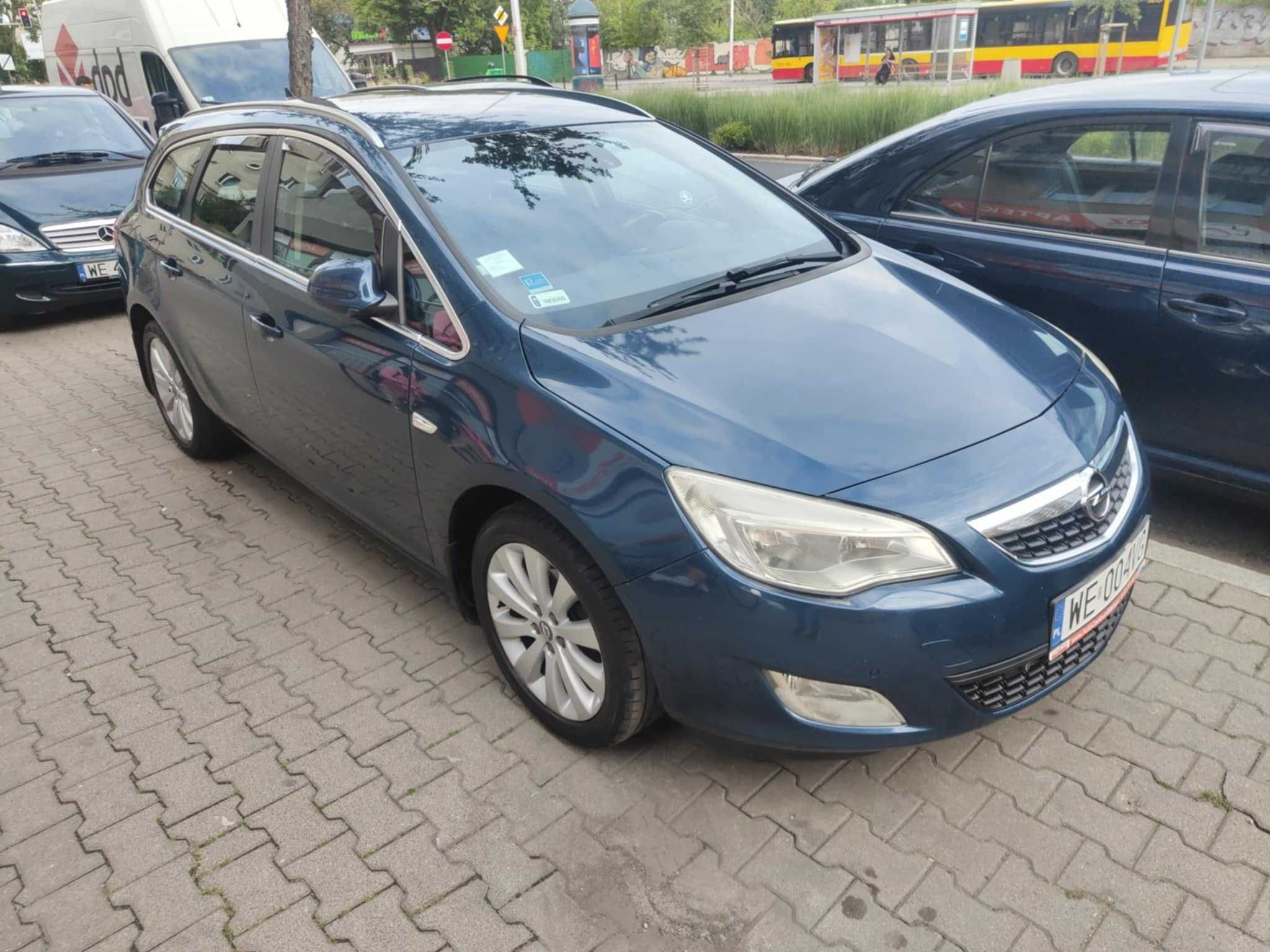 Opel Astra J 1.4 TURBO 2011 rok