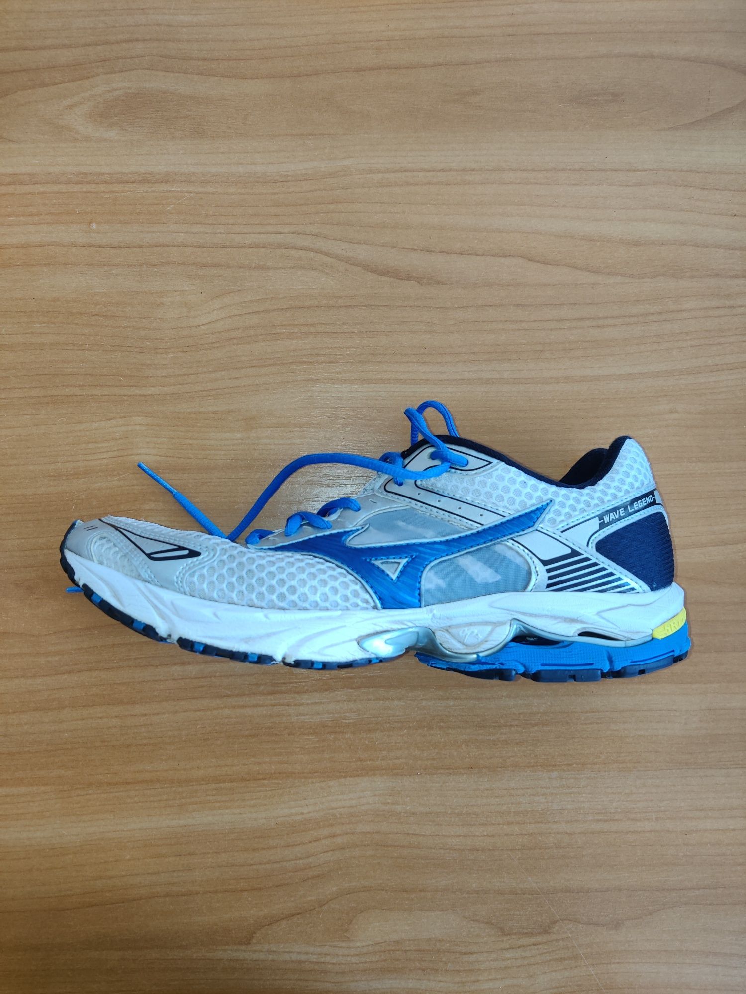 Продам кроссовки Mizuno Wave legend