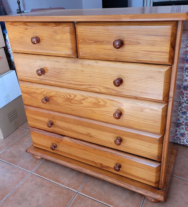 Cómoda em pinho bom estado